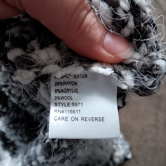 Self Contrast Jordyn V Neck Sweater - Picture 5 of 7